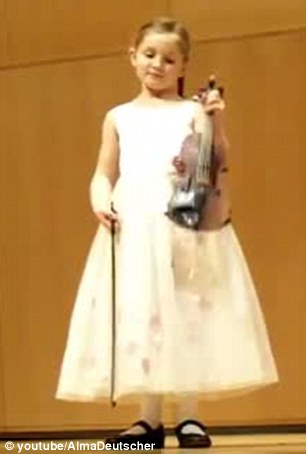 英国7岁女童琴术精湛被誉“莫扎特在世”