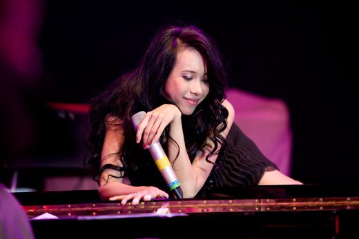 莫文蔚翘臀趴钢琴风情万种 露美腿大胆迷人(图)