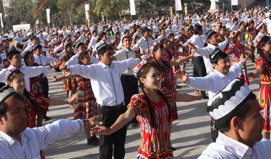 莎车县城木卡姆故乡园广场万人同跳麦西来甫