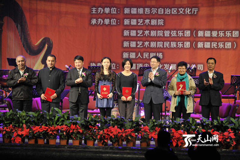 自治区文化厅领导与获奖选手合影留念