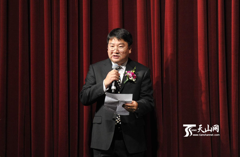 自治区文化厅领导与获奖选手合影留念