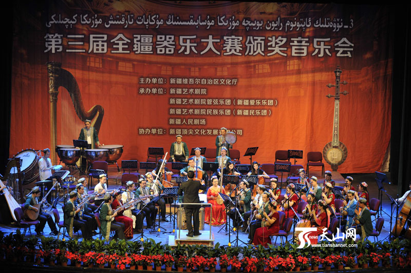 自治区文化厅领导与获奖选手合影留念