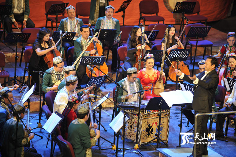 自治区文化厅领导与获奖选手合影留念