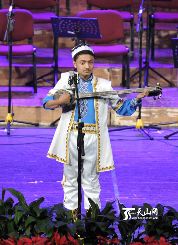 自治区文化厅领导与获奖选手合影留念