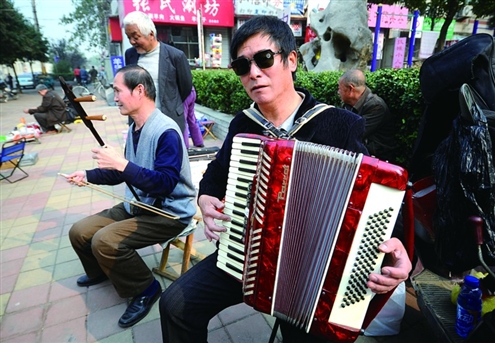 现场即兴表演，别有趣味