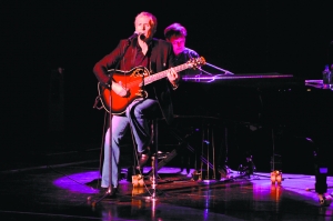 麦克波顿演唱会火爆 与“三高”闭幕国际音乐节