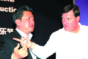 麦克波顿演唱会火爆 与“三高”闭幕国际音乐节