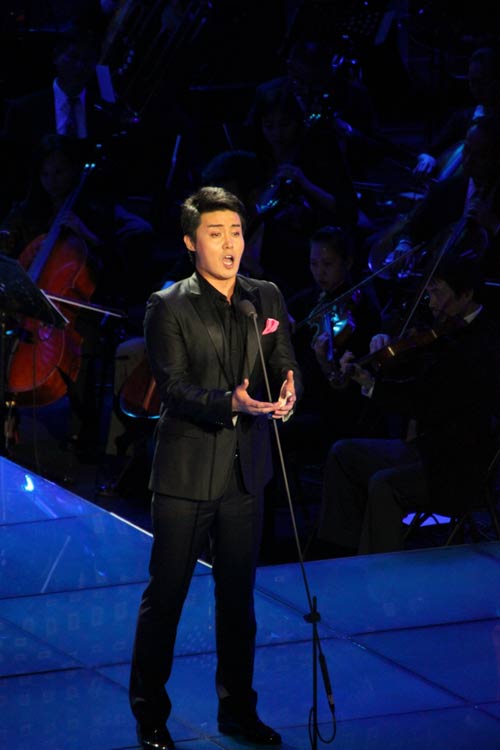 张英席中关村金秋演出唱响《今夜无人入睡》