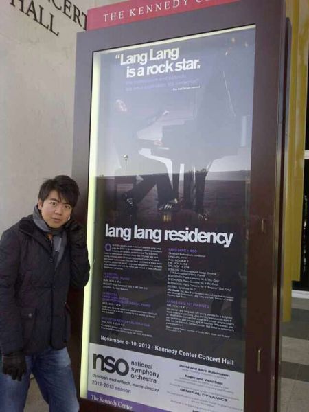 郎朗在肯尼迪艺术中心门前