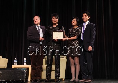 钢琴家郎朗获赠美国哥伦比亚大学“百家讲坛”证书