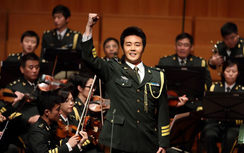 张英席三地唱响《东方红》 庆祝十八大胜利召开