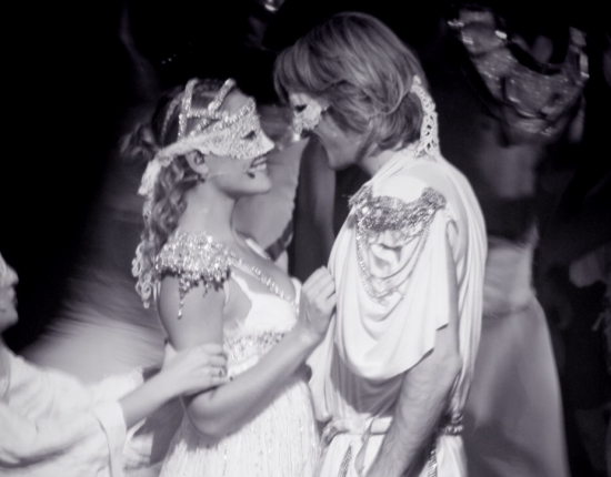 2000年2月14日，音乐剧《罗密欧与朱丽叶》在法国首演，图为当时演出剧照。