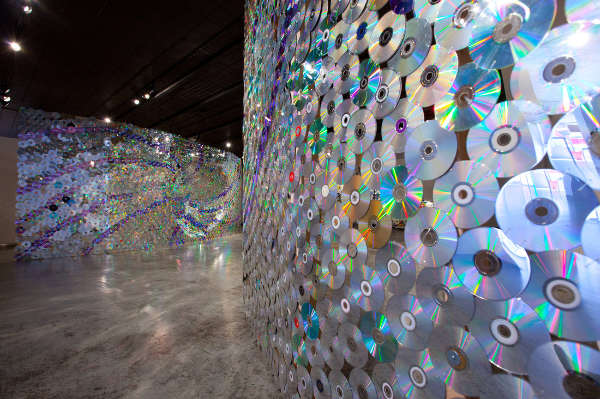 艺术家用废旧唱片打造大号“乐器”