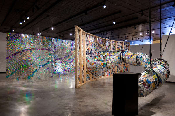 艺术家用废旧唱片打造大号“乐器”