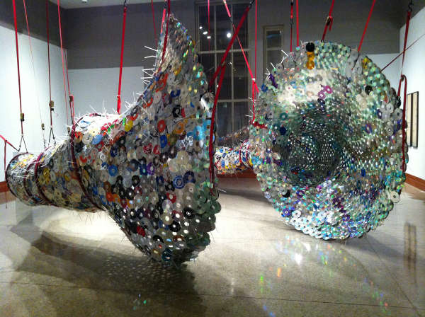 艺术家用废旧唱片打造大号“乐器”