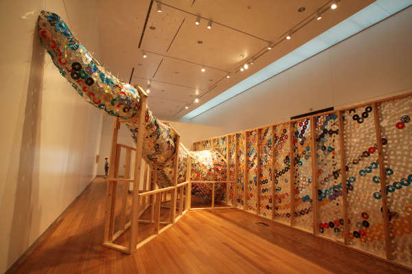 艺术家用废旧唱片打造大号“乐器”