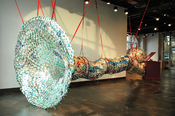 艺术家用废旧唱片打造大号“乐器”