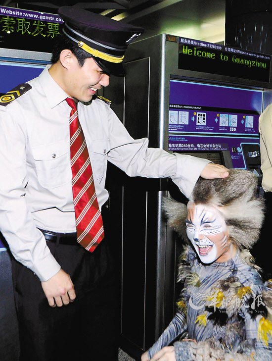 “喵星人”突袭地铁站 市民零距离感受猫的魅力