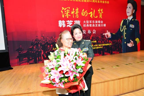 韩芝萍给恩师郭淑珍老师献花2