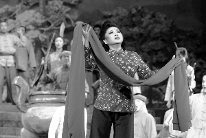 《江姐》迎来一千场 阎肃带观众唱响《红梅赞》