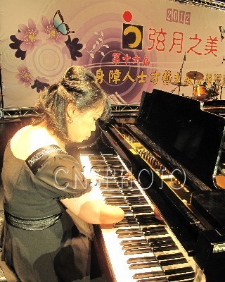 截肢钢琴家演奏动听乐曲