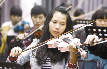 大一学生林晓红用学长制作的小提琴演奏。