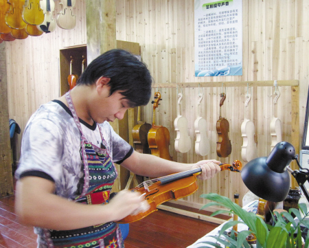 给小提琴上漆。