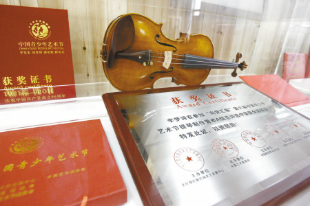 李梦诗的获奖小提琴。