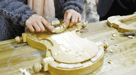 微型刨子用来在面板上刨弧度。