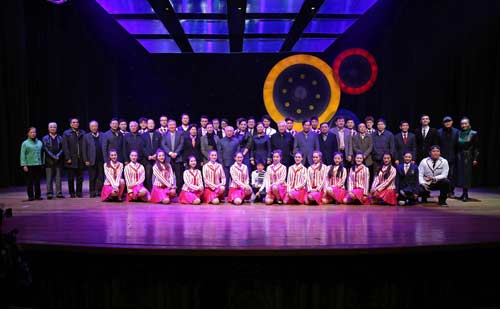 音乐剧《桌的琴》演员与领导合影留念。王小超