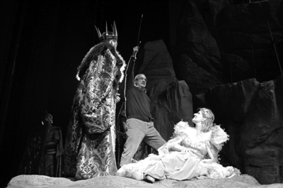 导演强卡洛（中）在指导剧中国王和女主角埃尔莎的对手戏。凌风 摄