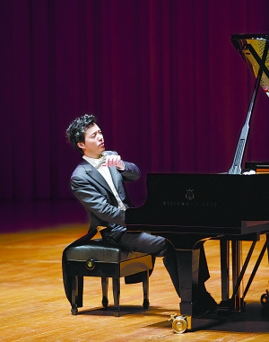 李云迪音乐会遭遇两种迥然不同的状况