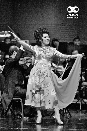 女高音吴霜交响乐团的《笑唱花腔》音乐会