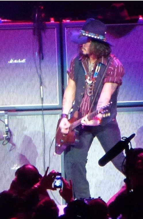 德普与史密斯飞船同台演出 变身摇滚吉他手