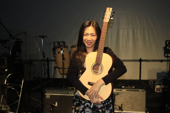 万芳怀抱&ldquo;李吉他&rdquo;