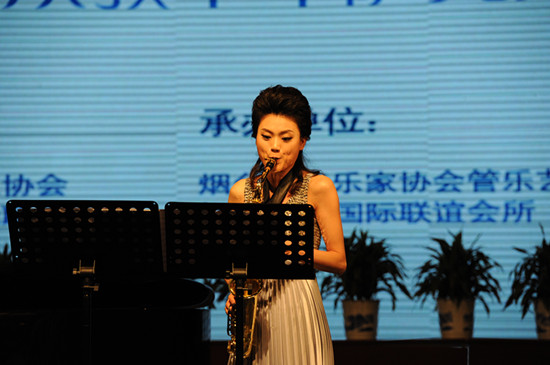 于娜举办萨克斯教学专场音乐会
