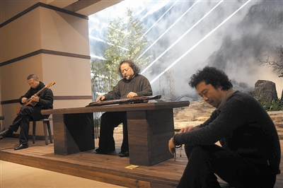 王鹏正在为大家演奏。