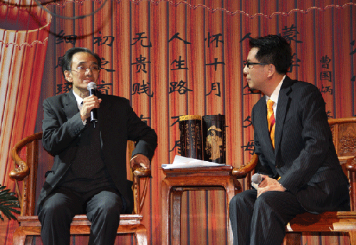主持人采访《炳悟人生》作者曹国炳（左）