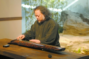 王鹏在演奏。 本报记者 李继辉摄