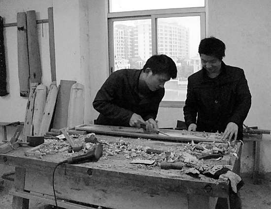 蒋家友和吴英继正在制琴