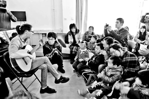 外国志愿者为孤独症孩子上音乐课