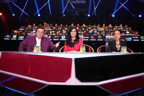 梁宏达（左一）在《直通春晚》评委席