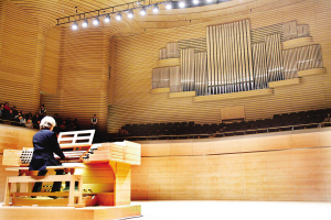 “乐器之王”首度发声 基拉比克手脚并用