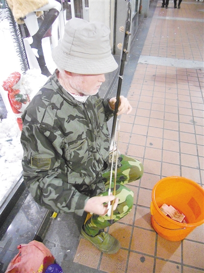 安徽流浪艺人到龙岩 一把二胡伴他走天涯