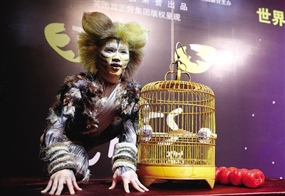 中文《猫》鸟笼冰糖葫芦亮相舞台