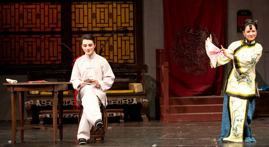 玉春在后台点拨魏莲生-希望他像个&ldquo;人&rdquo;那样的活