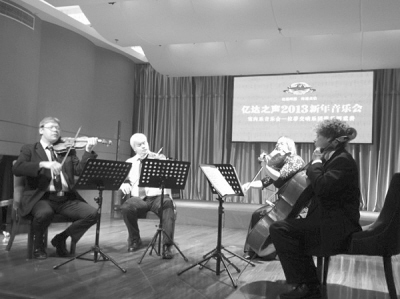 音乐大师的演奏引人入胜。