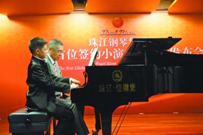 少年钢琴家鞠小夫的签约之路