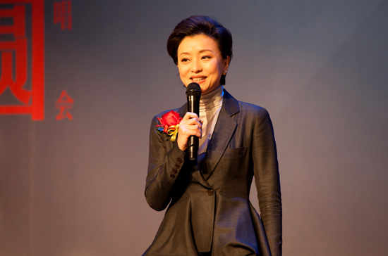 成方圆“魅影成歌” 杨澜冯小刚姜文等送祝福