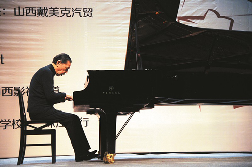 “钢琴诗人”龙城“作诗”